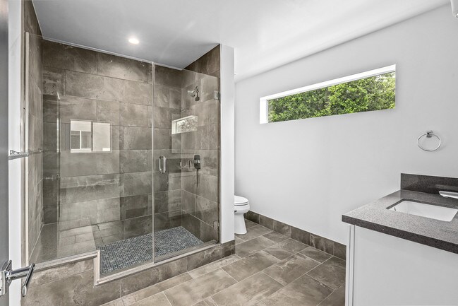 Building Photo - 2000 Lake Ave