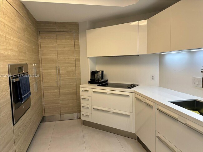 Building Photo - 888 Brickell Key Dr
