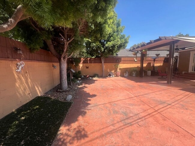 Building Photo - Charming 3 Bedroom 2 Bathroom, Long Beach Home for Lease!