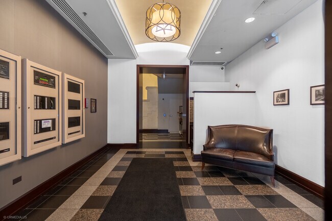 Building Photo - 6 E Monroe St