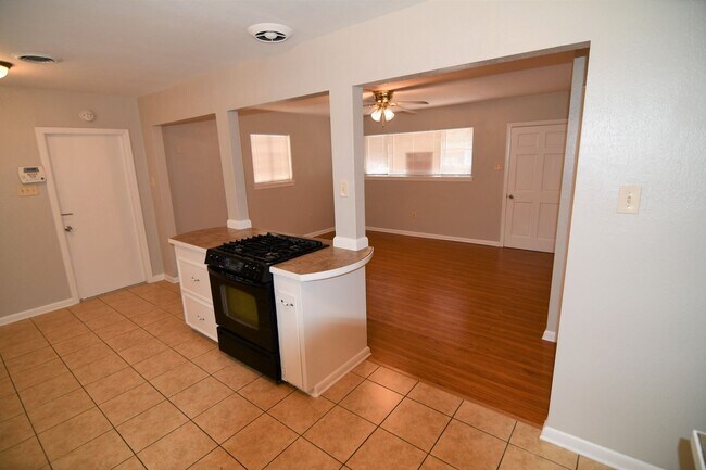 Building Photo - Newly Renovated!  3 bedroom, 1 bath home off Baker Blvd with easy access to Plank