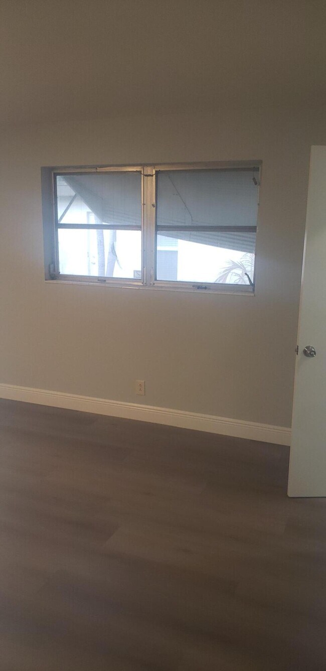 Building Photo - 4444 Golfers Dr W