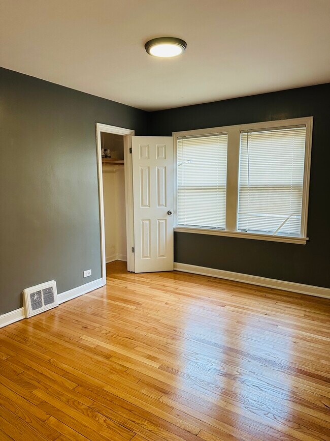 Building Photo - 3850 W 81st St