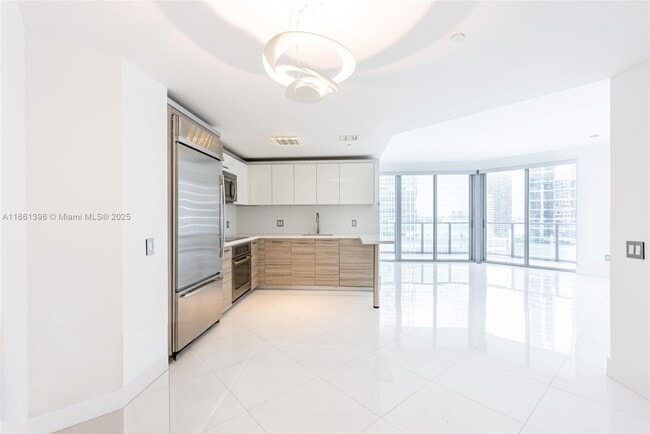 Building Photo - 1300 Brickell Bay Dr