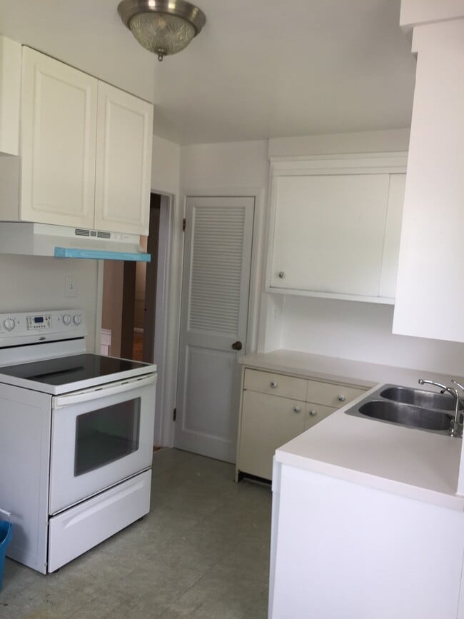 Building Photo - A Charming 3 Bedroom Bungalow, Hardwood Floors, Fenced in Backyard