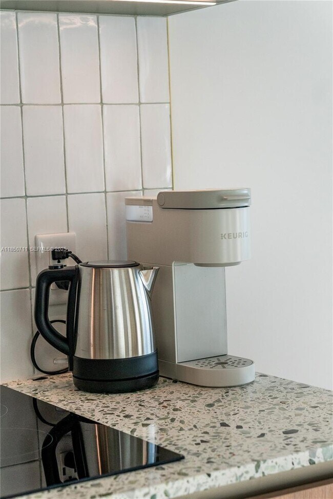 Building Photo - 601 NE 1st Ave