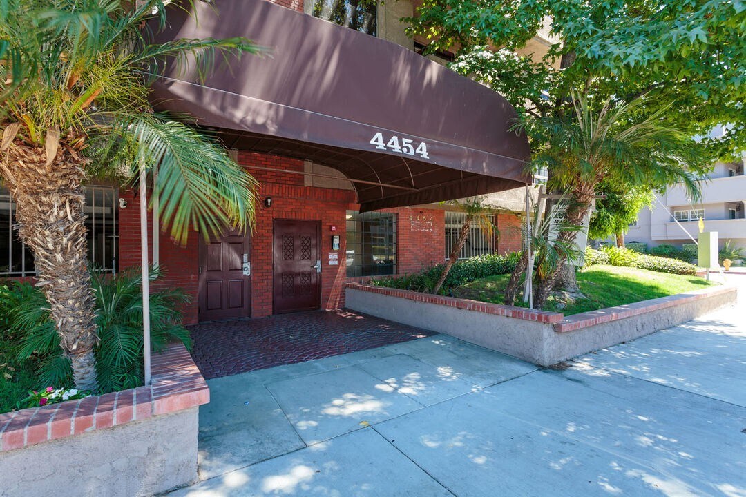 Building Photo - 4454 Coldwater Canyon Ave