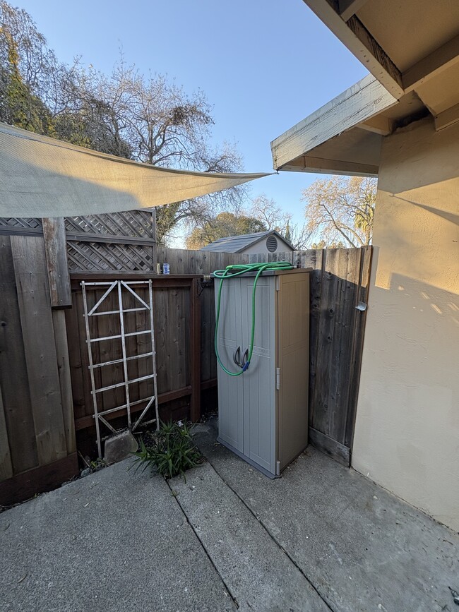 Building Photo - 9 10th St