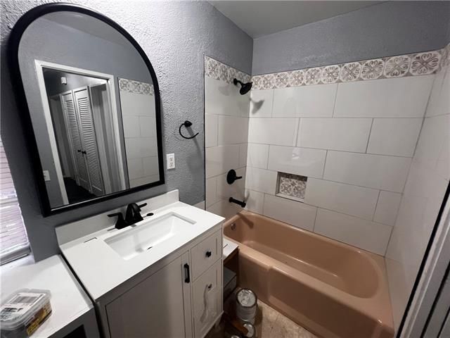 Building Photo - 5704 Count Ln