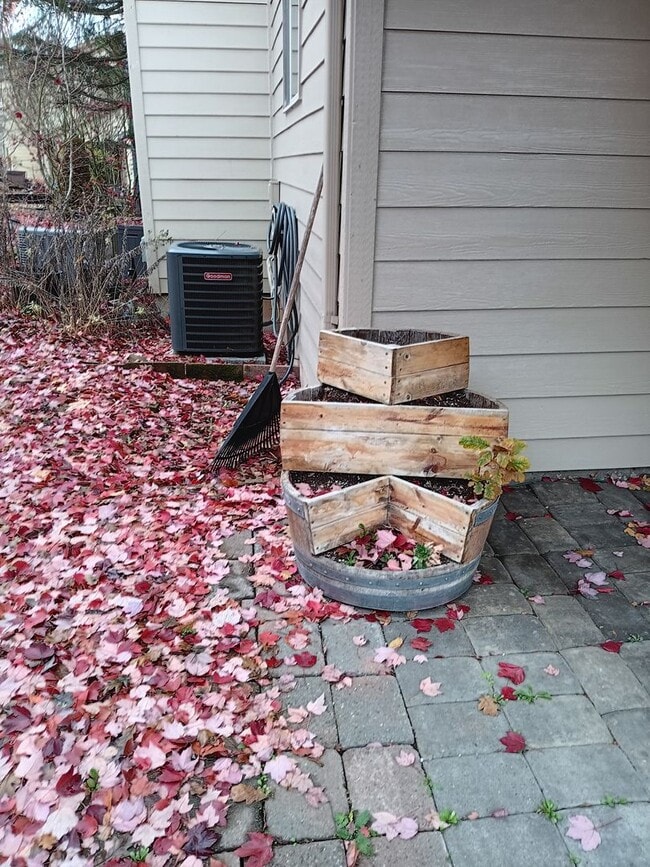 Building Photo - Beautiful Townhouse in West Salem is Ready...