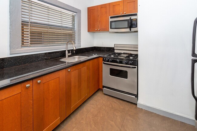 Building Photo - Beautiful 1b Apartment Located in Downtown...