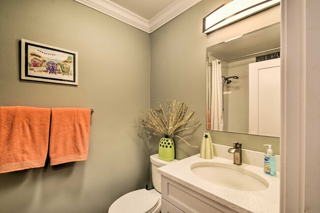 Building Photo - 2122 W Vina Del Mar Blvd