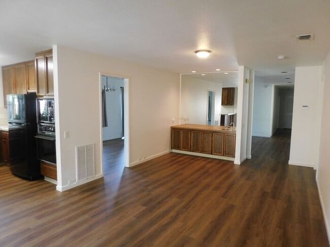 Building Photo - Spacious 3 Bedroom/2Bath Home In Fair Oaks...