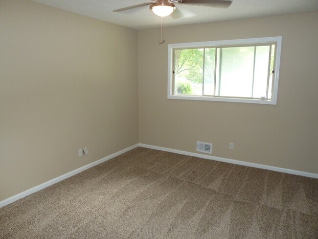 Building Photo - 3 Bed / 2.5 Bath with 2300 Square Feet!! A...