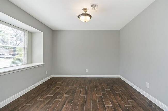Building Photo - 1719 Longhorn Dr