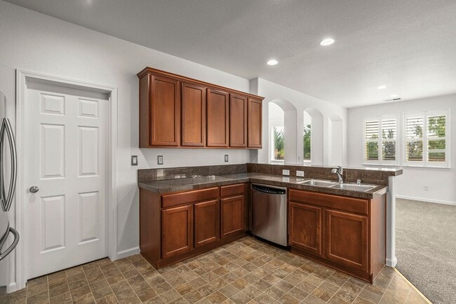 Building Photo - 4 Bedroom Home with Loft & Mountain Views ...