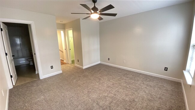 Building Photo - Nicely updated 3 bedroom/2 bath townhome i...