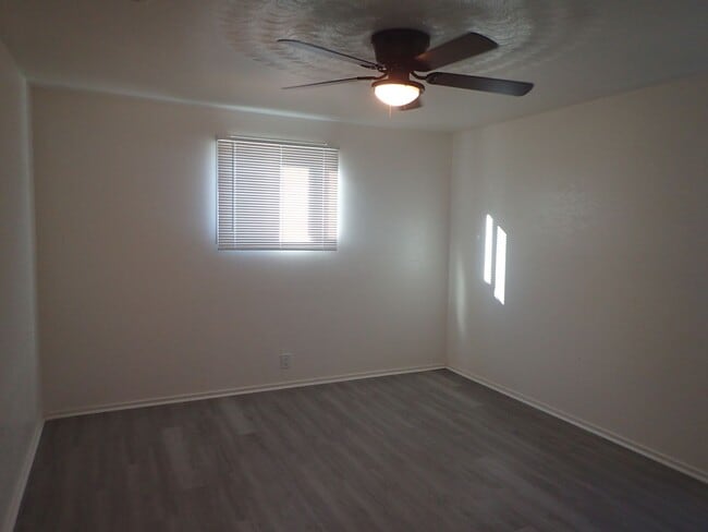 Building Photo - Cute 2bd 1 ba