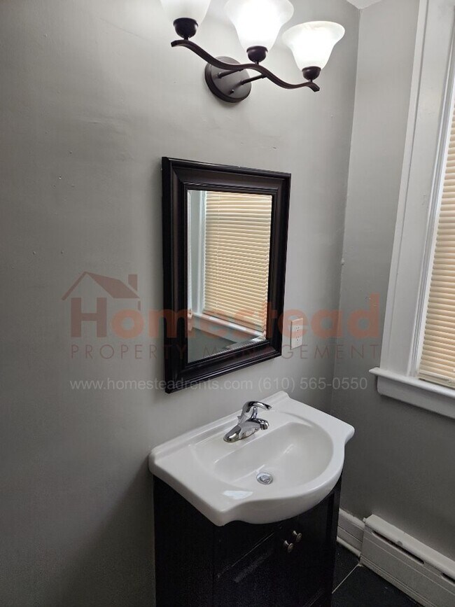 Building Photo - 5 BEDROOM HOME FOR RENT IN COLLINGDALE!
