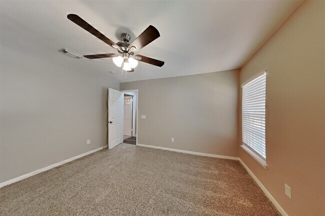 Building Photo - 9919 Villa Verde Dr
