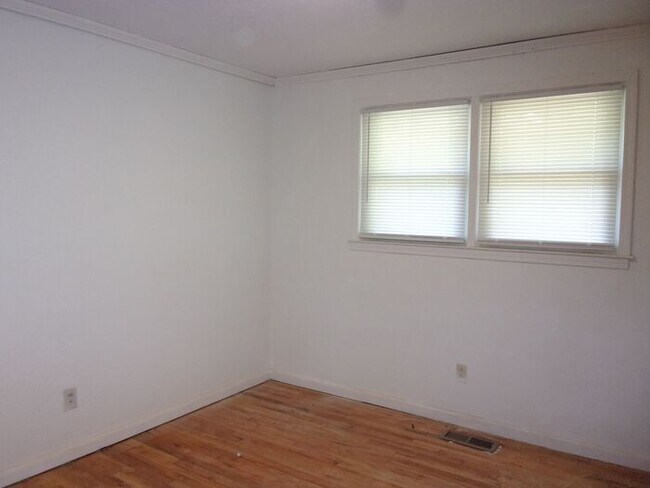 Building Photo - 3 Bedroom 1 Bath Brick Ranch - Recently Updated and Painted