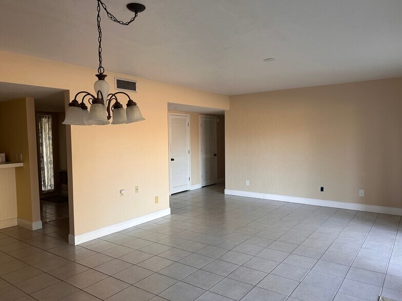 living room/dining room - 4031 Abbey Ct