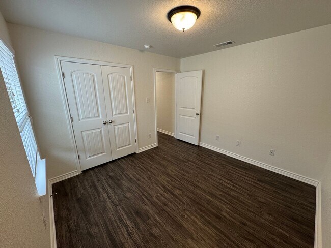 Building Photo - 1417 E Jasper Dr