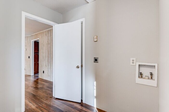 Building Photo - Colfax - Charming house with new flooring,...