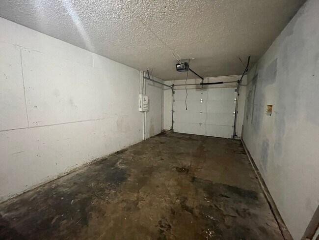 Building Photo - 3 Bed Duplex OKC