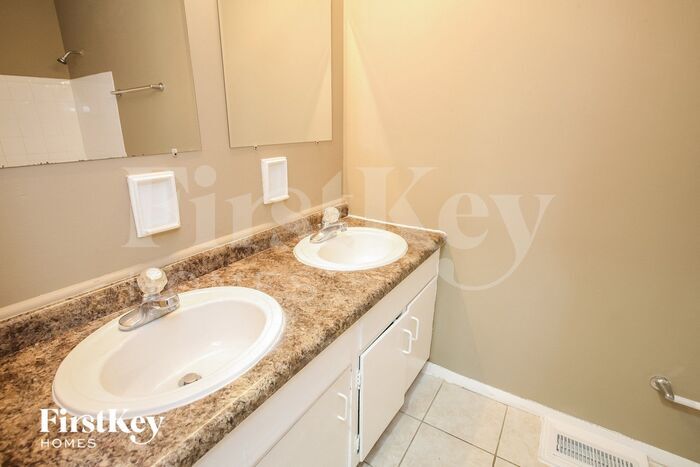 Building Photo - 4044 Steinmetz Dr