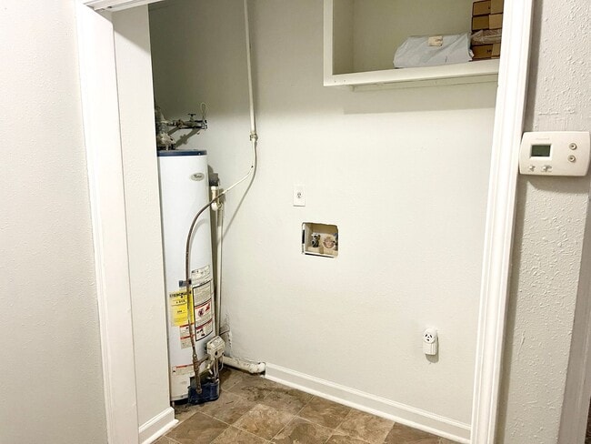 Building Photo - Welcome to the Charming 4 Bedroom/3 Bath w...