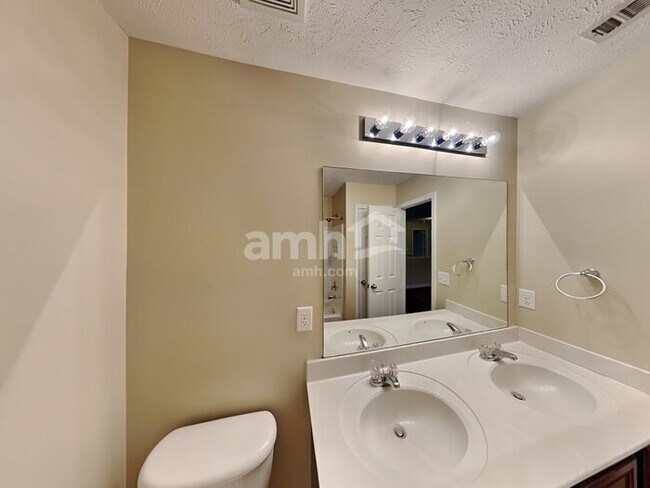 Building Photo - 40 Shady Valley Dr