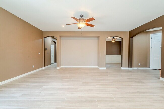 Building Photo - 2407 W Fawn Dr
