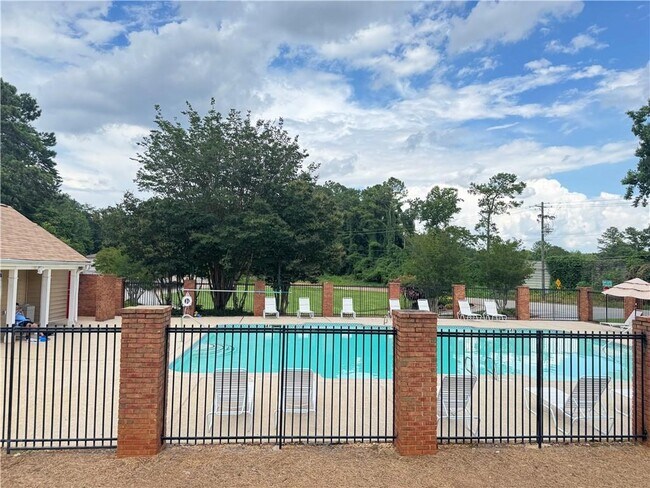 Building Photo - 153 Holcomb Ferry Rd