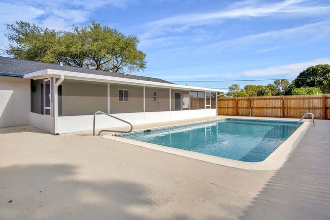 Building Photo - 3 Bed 3 Bath pool home with privately fenc...