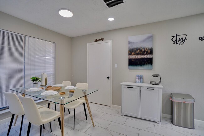 Building Photo - 4010 Oak Terrace Ct