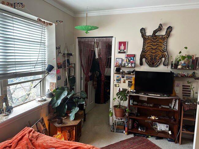 Building Photo - Spacious 3 Bed, 2 Bath Steps to Taylor Street