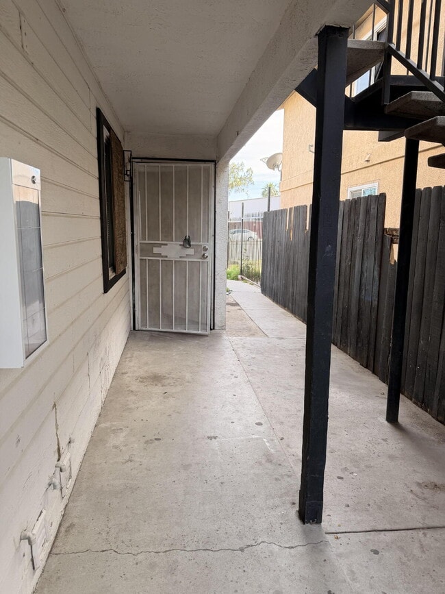 Building Photo - Spacious 3 Bed / 1 Bath Apartment with Open Layout & In-Unit Laundry