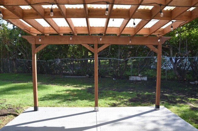 Building Photo - 5724 Hillcrest Dr SW
