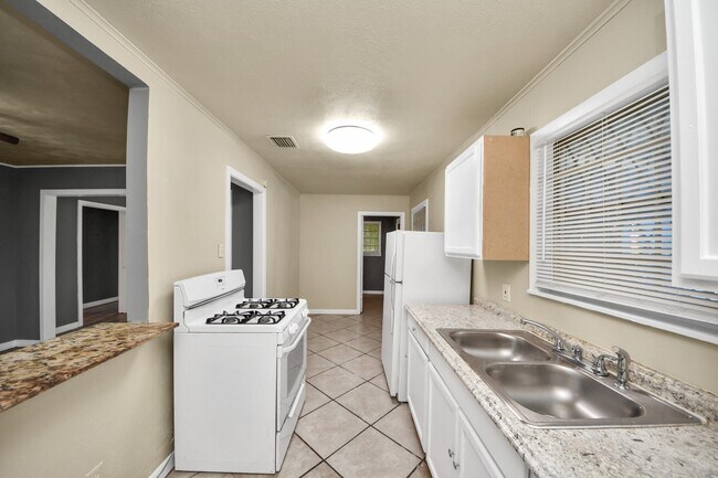 Building Photo - 3214 Tuam St