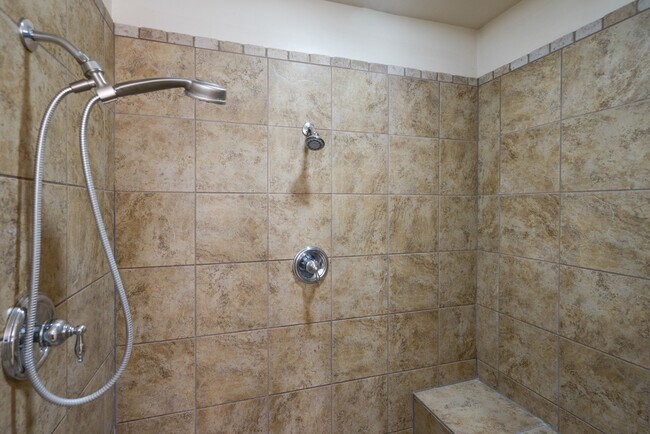 Building Photo - 4 Bedroom in The Knolls at Little Valley