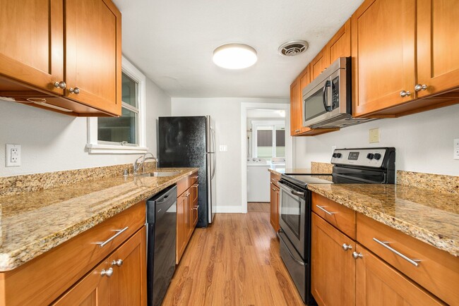 Building Photo - White Center/Burien 3 Bedroom Rambler - Large Fenced Yard