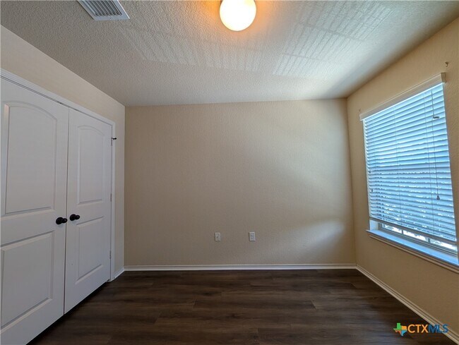 Building Photo - 622 Creekside Cir