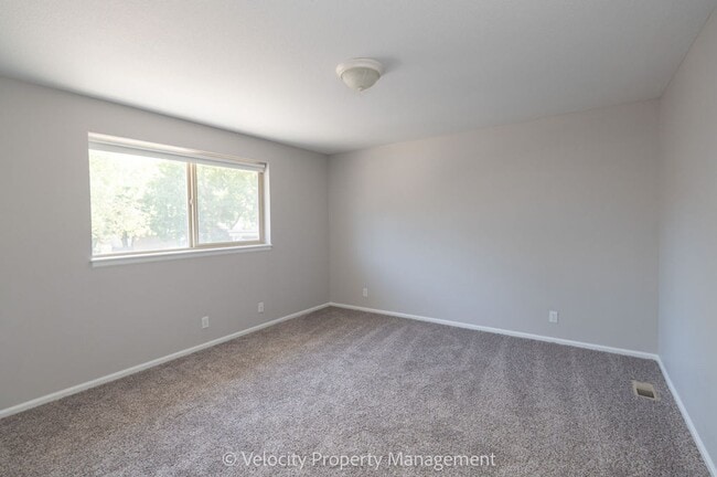 Building Photo - Beautiful Townhome with new paint, carpet ...