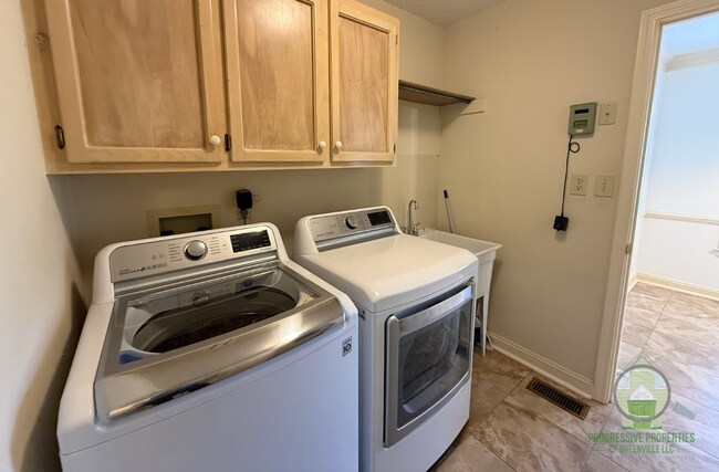 Building Photo - 2071 Howlong Ave
