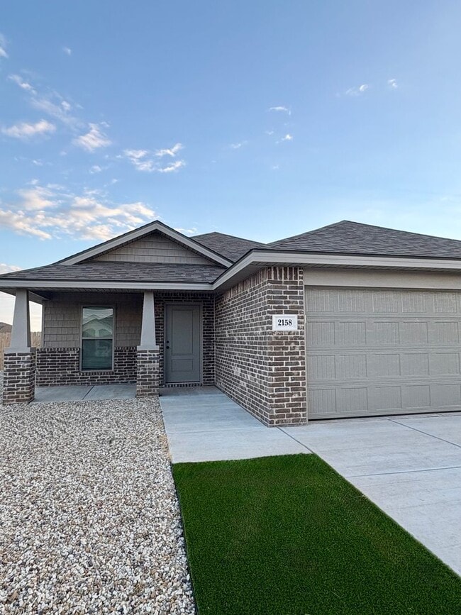 Building Photo - Comfort and Style Blend in Willowbend!