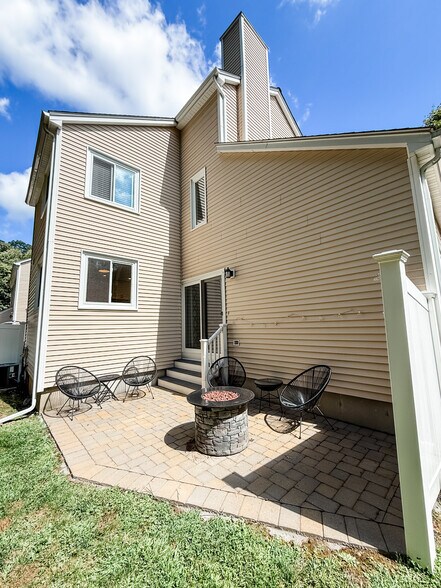 Building Photo - 20 Gaslight Ln