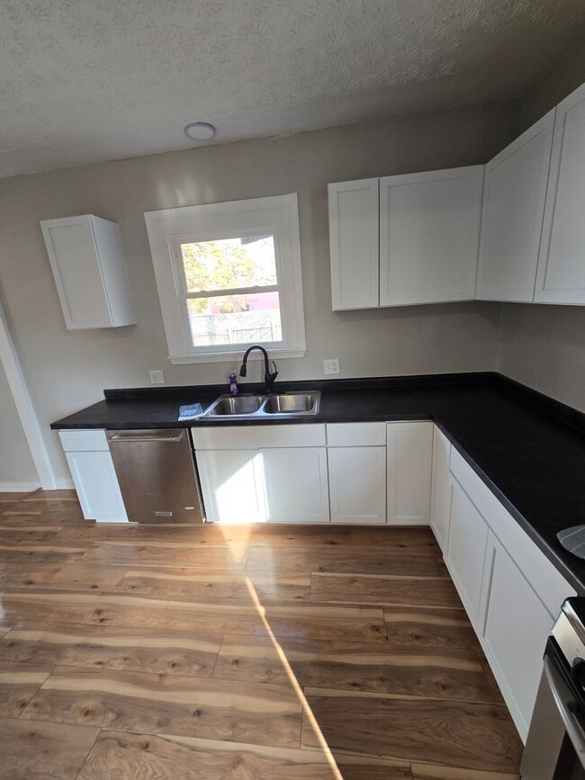 Building Photo - 4 BEDROOM SINGLE FAMILY HOME