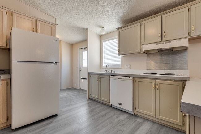 Building Photo - Three bed, 2 full bath, manufactured home ...