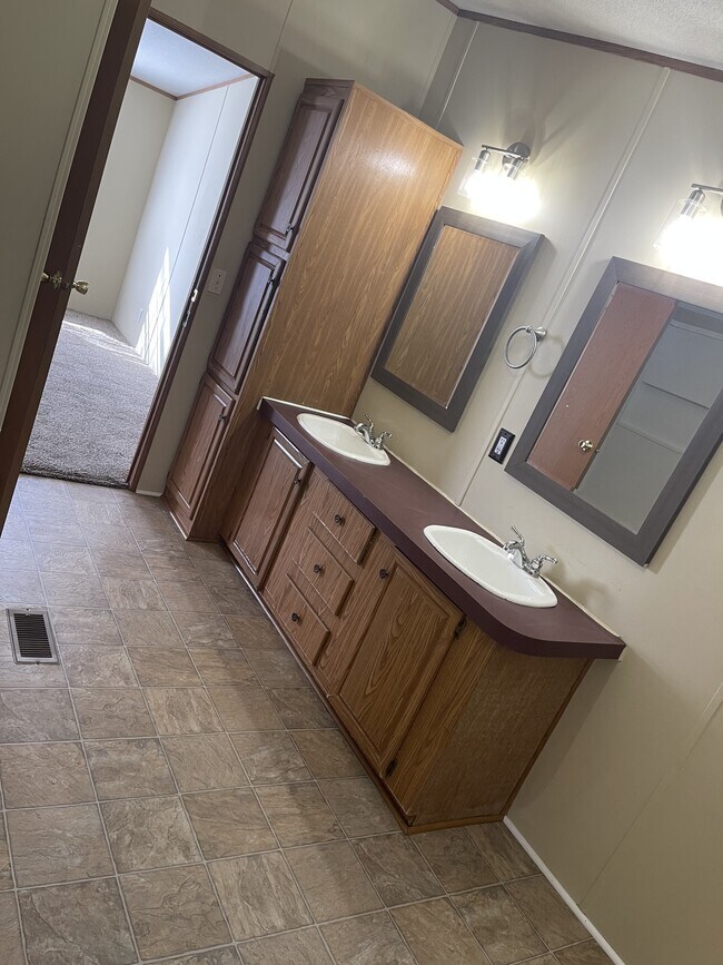 Building Photo - 824 Log Landing Rd